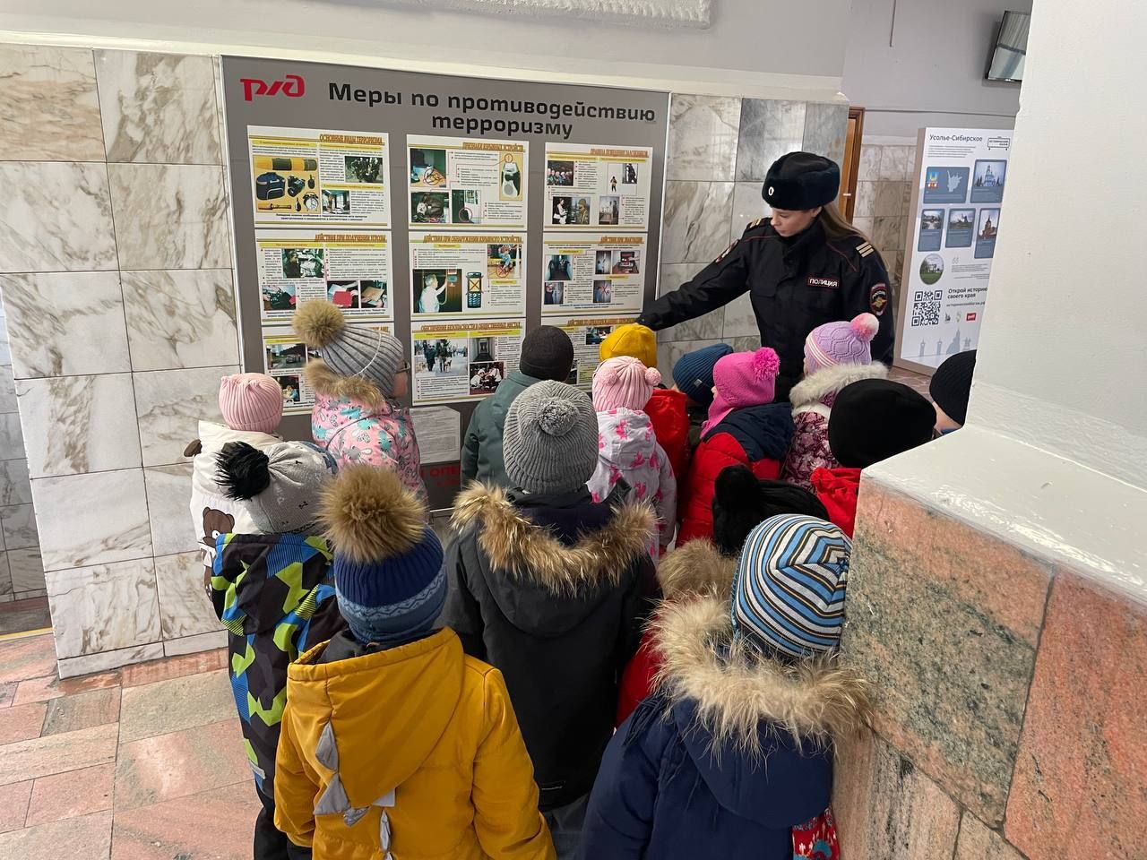 Экскурсию по железнодорожному вокзалу провели для дошкольников в Усолье-Сибирском Экскурсию по железнодорожному вокзалу провели для дошкольников в Усолье-Сибирском