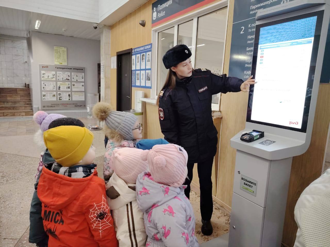 Экскурсию по железнодорожному вокзалу провели для дошкольников в Усолье-Сибирском Экскурсию по железнодорожному вокзалу провели для дошкольников в Усолье-Сибирском