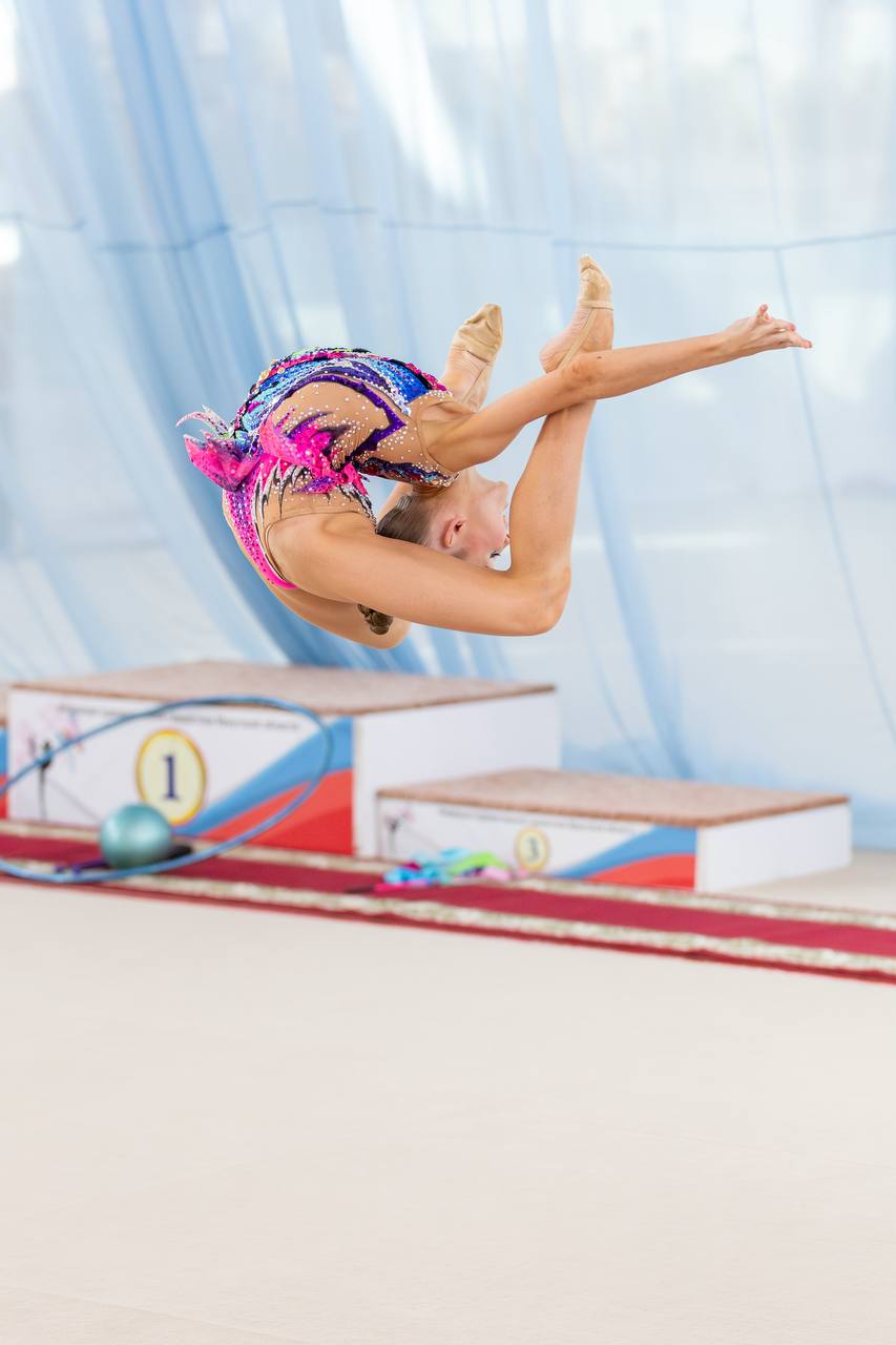 В Иркутске в честь дня сотрудника органов внутренних дел состоялись соревнования по художественной гимнастике