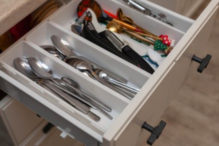Как избавиться от хаоса на кухне: революция в хранении столовых приборов