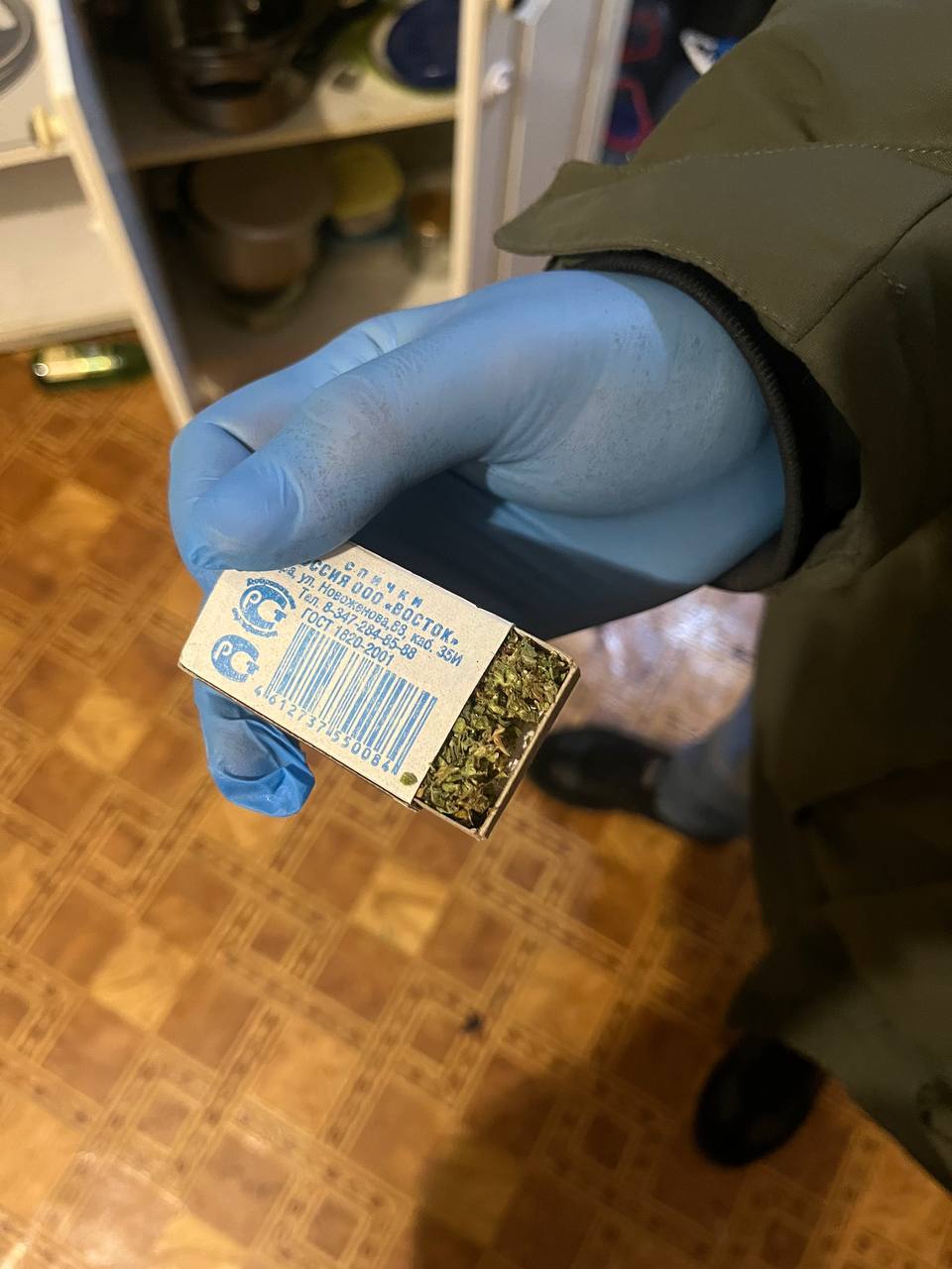 В Иркутске полицейские задержали предполагаемого наркодельца, который оборудовал квартиру для выращивания конопли В Иркутске полицейские задержали предполагаемого наркодельца, который оборудовал квартиру для выращивания конопли