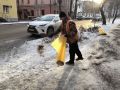 Ответственные службы убирают снег и подсыпают противогололедными материалами дороги, дворы, тротуары и переходы