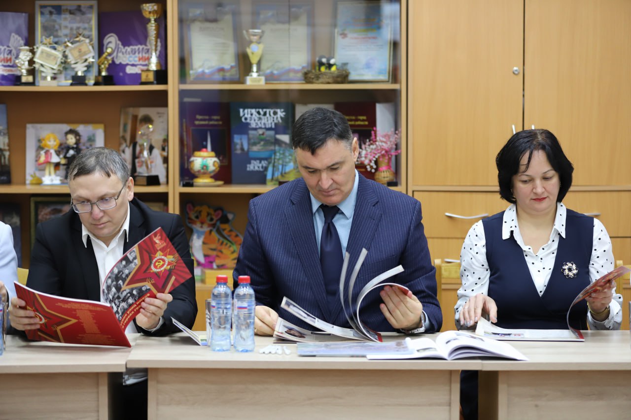 Краеведы творческого объединения «Иркутская история» провели презентацию своего проекта «Их имена наш город помнит» Краеведы творческого объединения «Иркутская история» провели презентацию своего проекта «Их имена наш город помнит»