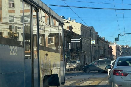 Авария с участием двух автомобилей произошла днем 12 ноября на перекрестке улиц Ленина и Карла Маркса