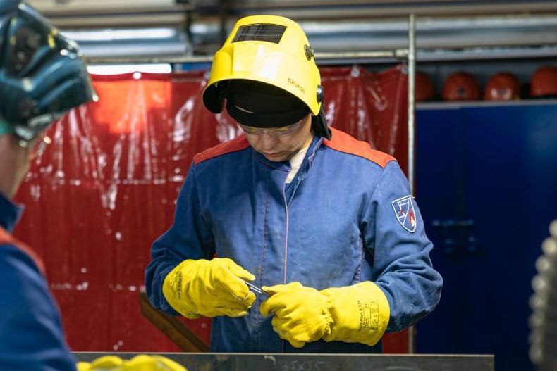 Сварщики, операторы станков с ЧПУ и токари – в числе самых престижных профессий в стране Сварщики, операторы станков с ЧПУ и токари – в числе самых престижных профессий в стране