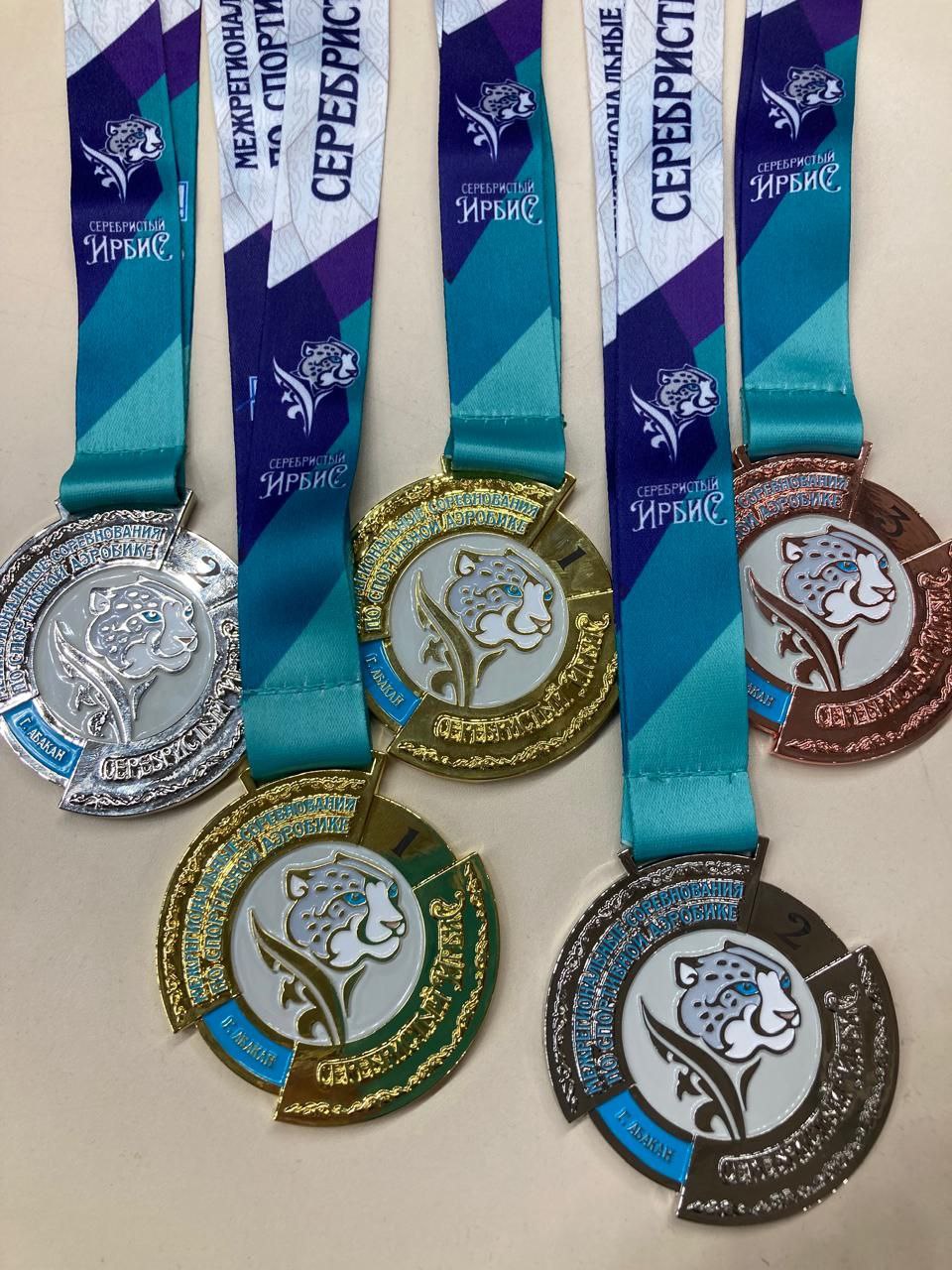 Спортсменки Иркутской области выиграли восемь медалей на межрегиональных соревнованиях по спортивной аэробике «Серебристый ирбис», которые с 7 по 9 ноября проводились в Абакане Спортсменки Иркутской области выиграли восемь медалей на межрегиональных соревнованиях по спортивной аэробике «Серебристый ирбис», которые с 7 по 9 ноября проводились в Абакане