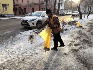 Ответственные службы убирают снег и подсыпают противогололедными материалами дороги, дворы, тротуары и переходы