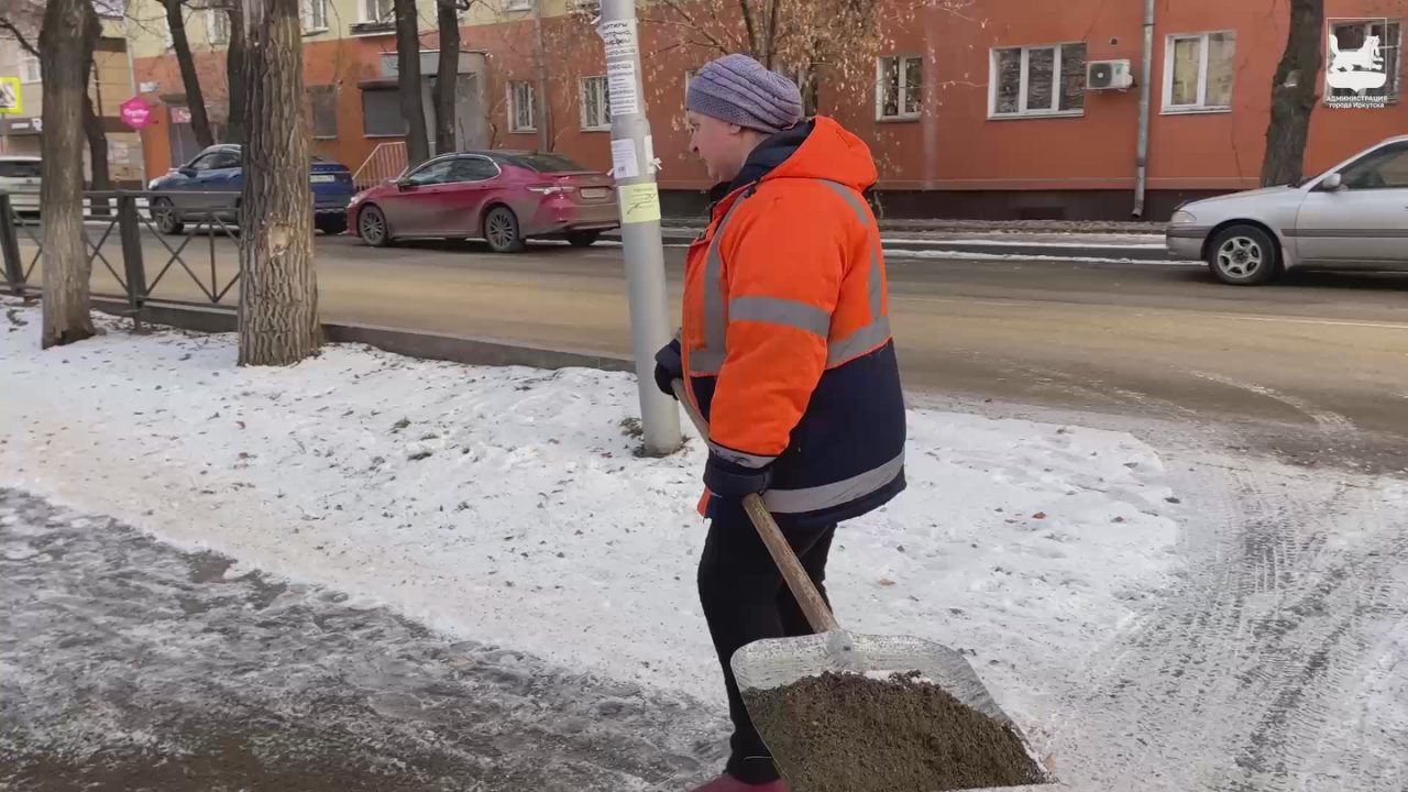 В Иркутске устраняют последствия ночных заморозков после оттепели и снегопада
