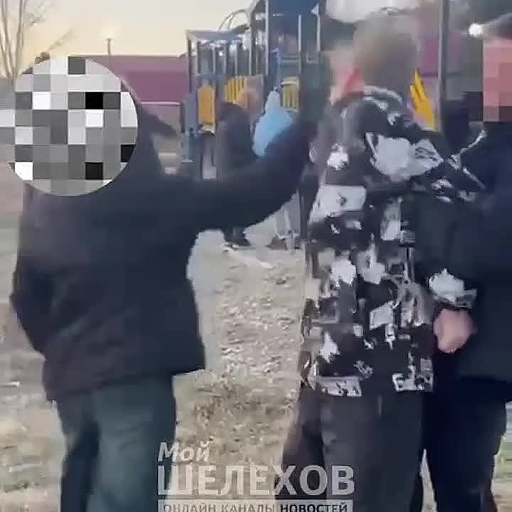 Школьники в Иркутской области прижгли девочке ноги утюгом и избили её шнуром по лицу, чтобы не жаловалась родителям, сообщил источник RT