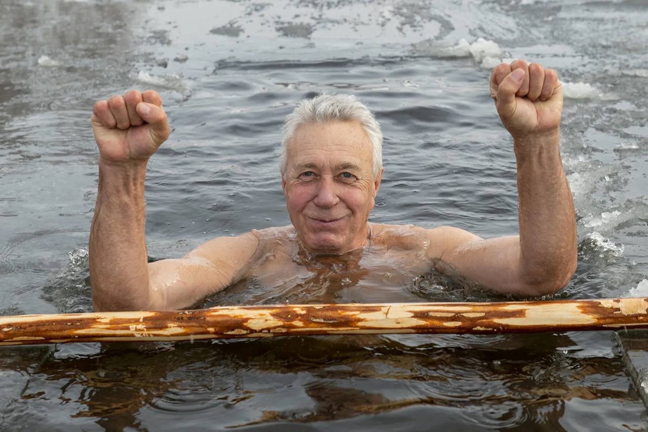 Саянские "моржи" открыли купальный сезон 2025-2026 Саянские "моржи" открыли купальный сезон 2025-2026