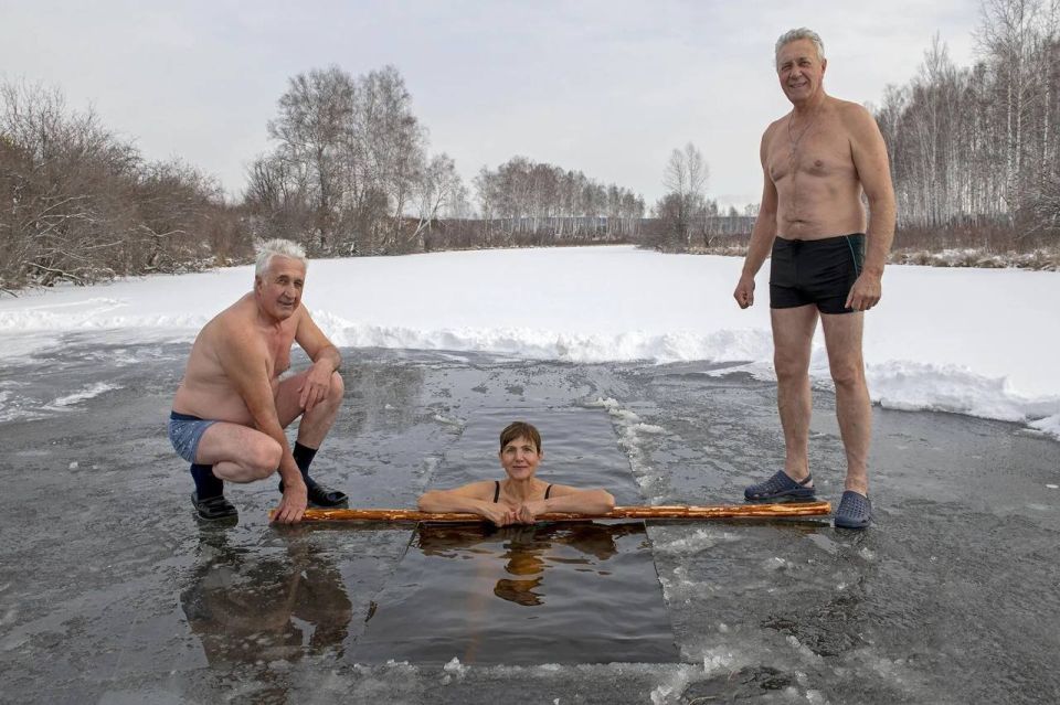 Саянские "моржи" открыли купальный сезон 2025-2026