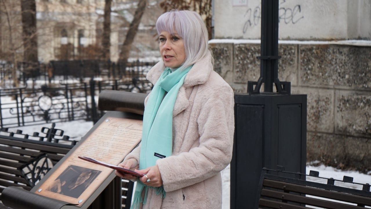 В сквере Лебединского на улице Карла Маркса в Иркутске установили пюпитр В сквере Лебединского на улице Карла Маркса в Иркутске установили пюпитр