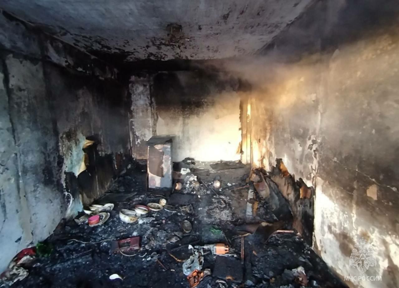 Огнеборцы МЧС России спасли 10 человек на пожаре в Черемхово