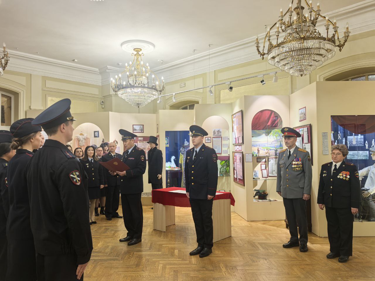 Торжественная церемония принятия присяги новыми сотрудниками транспортной полиции прошла сегодня в музее истории г. Иркутска им. А.М.Сибирякова Торжественная церемония принятия присяги новыми сотрудниками транспортной полиции прошла сегодня в музее истории г. Иркутска им. А.М.Сибирякова