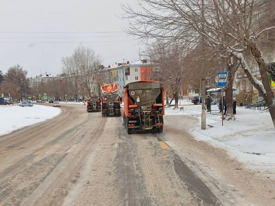 В Ангарске чистят улицы после снегопада Сегодня, 14 ноября, во время снегопада подрядчики начали обработку проезжих частей противогололедным материалом с основных улиц с наиболее интенсивным движением. Это помогает... В Ангарске чистят улицы после снегопада Сегодня, 14 ноября, во время снегопада подрядчики начали обработку проезжих частей противогололедным материалом с основных улиц с наиболее интенсивным движением. Это помогает...