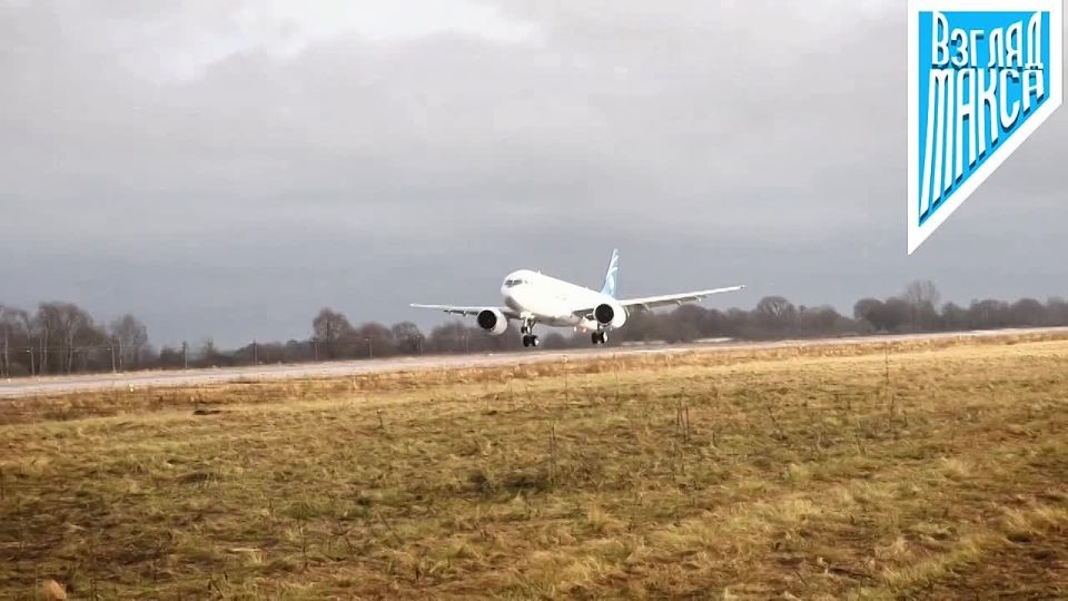 Второй полностью импортозамещённый российский среднемагистральный самолет МС-21 успешно совершил беспосадочный перелёт из Иркутска в подмосковный Жуковский, преодолев расстояние в 4 300 километров