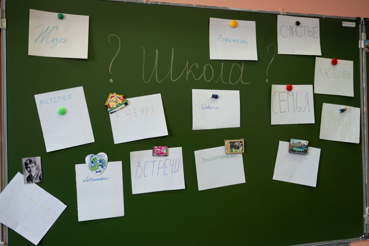 В прошлую субботу в актовом зале школы № 15 прошла необычная линейка: вынос флага, гимн России, приветственные речи, а после ученики разошлись на уроки В прошлую субботу в актовом зале школы № 15 прошла необычная линейка: вынос флага, гимн России, приветственные речи, а после ученики разошлись на уроки