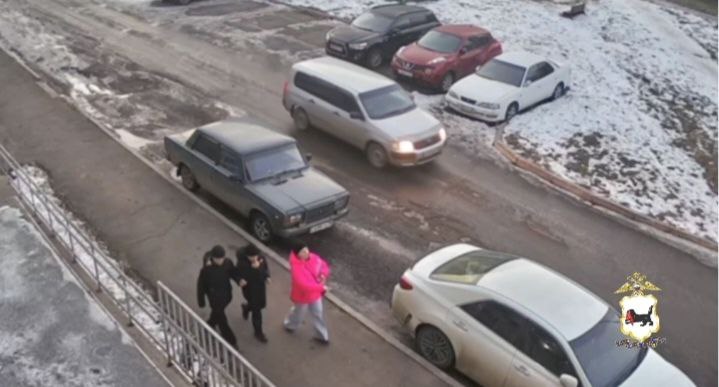 В Братске полицейские разыскивают похитителей детского электромобиля В Братске полицейские разыскивают похитителей детского электромобиля