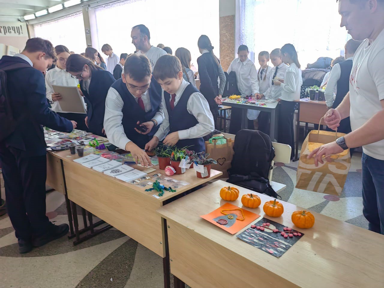 В иркутской школе № 14 прошла благотворительная ярмарка