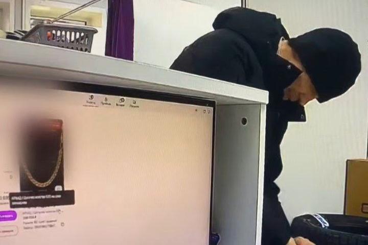 В Шелехове полицейские задержали подозреваемого в краже цепочки с маркетплейса