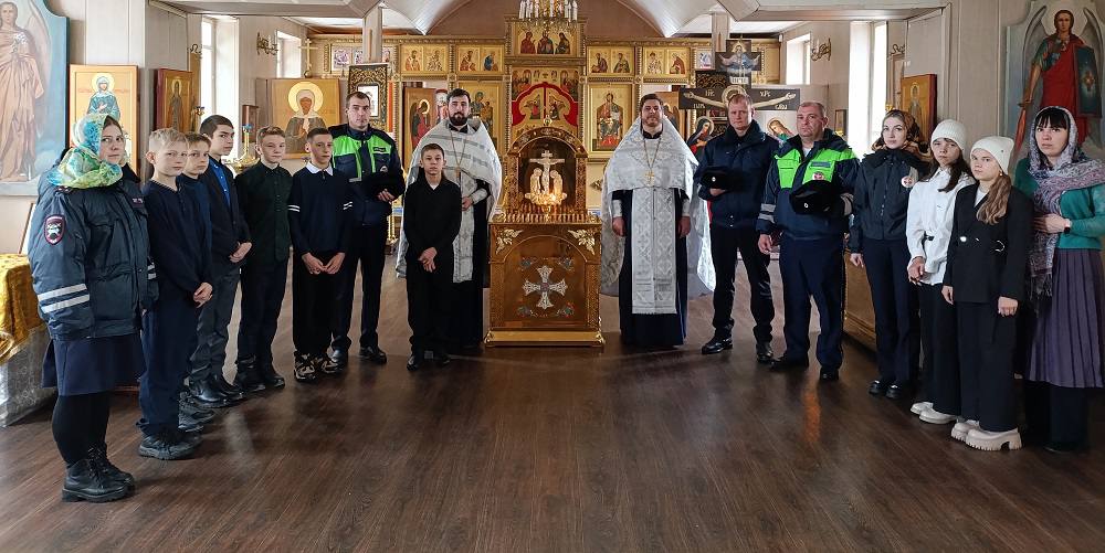 В Зиме сотрудники Госавтоинспекции приняли участие в акции, посвященной Дню памяти жертв ДТП