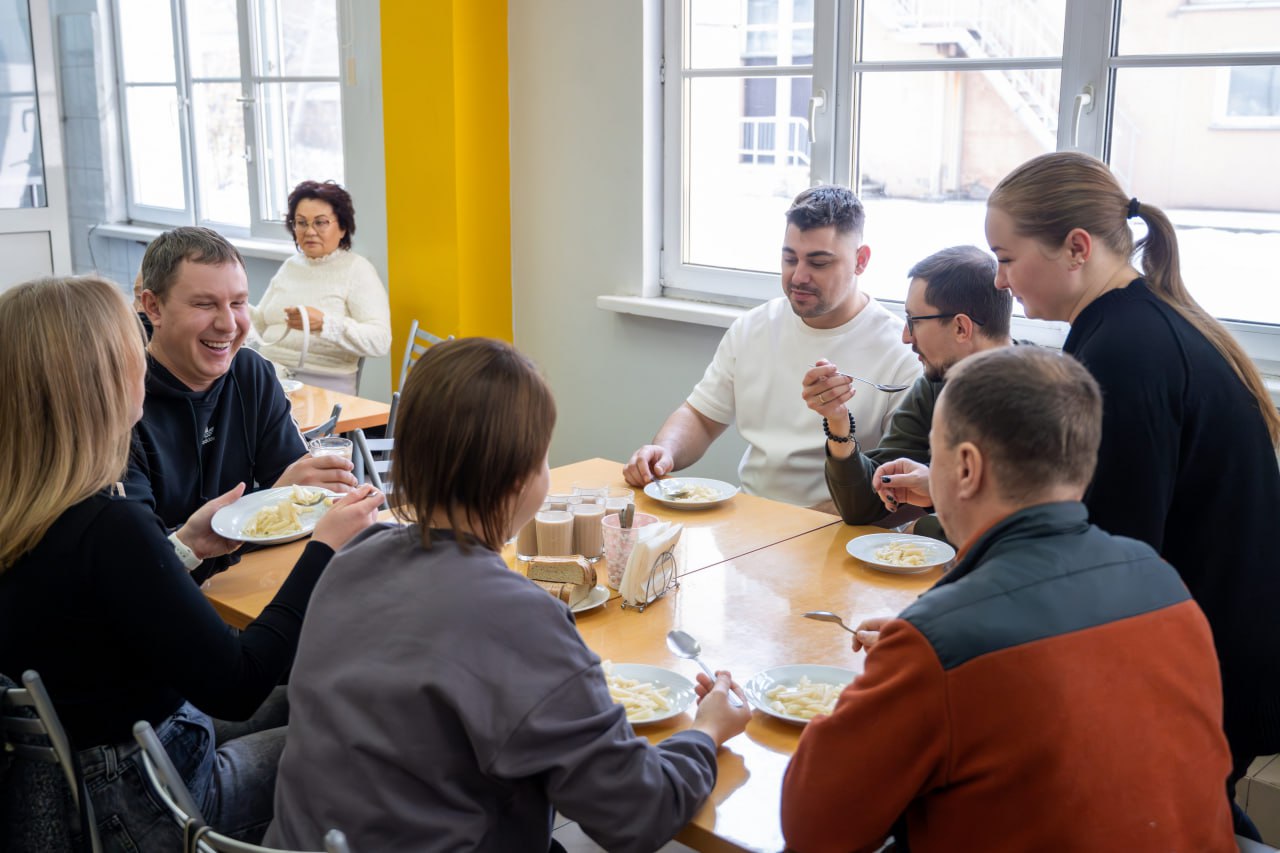 В прошлую субботу в актовом зале школы № 15 прошла необычная линейка: вынос флага, гимн России, приветственные речи, а после ученики разошлись на уроки В прошлую субботу в актовом зале школы № 15 прошла необычная линейка: вынос флага, гимн России, приветственные речи, а после ученики разошлись на уроки