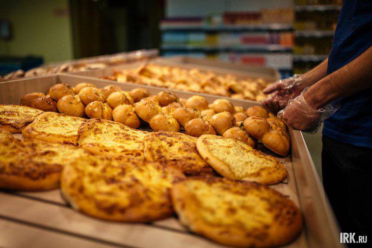 Готовим сами: салаты и выпечка могут исчезнуть из супермаркетов