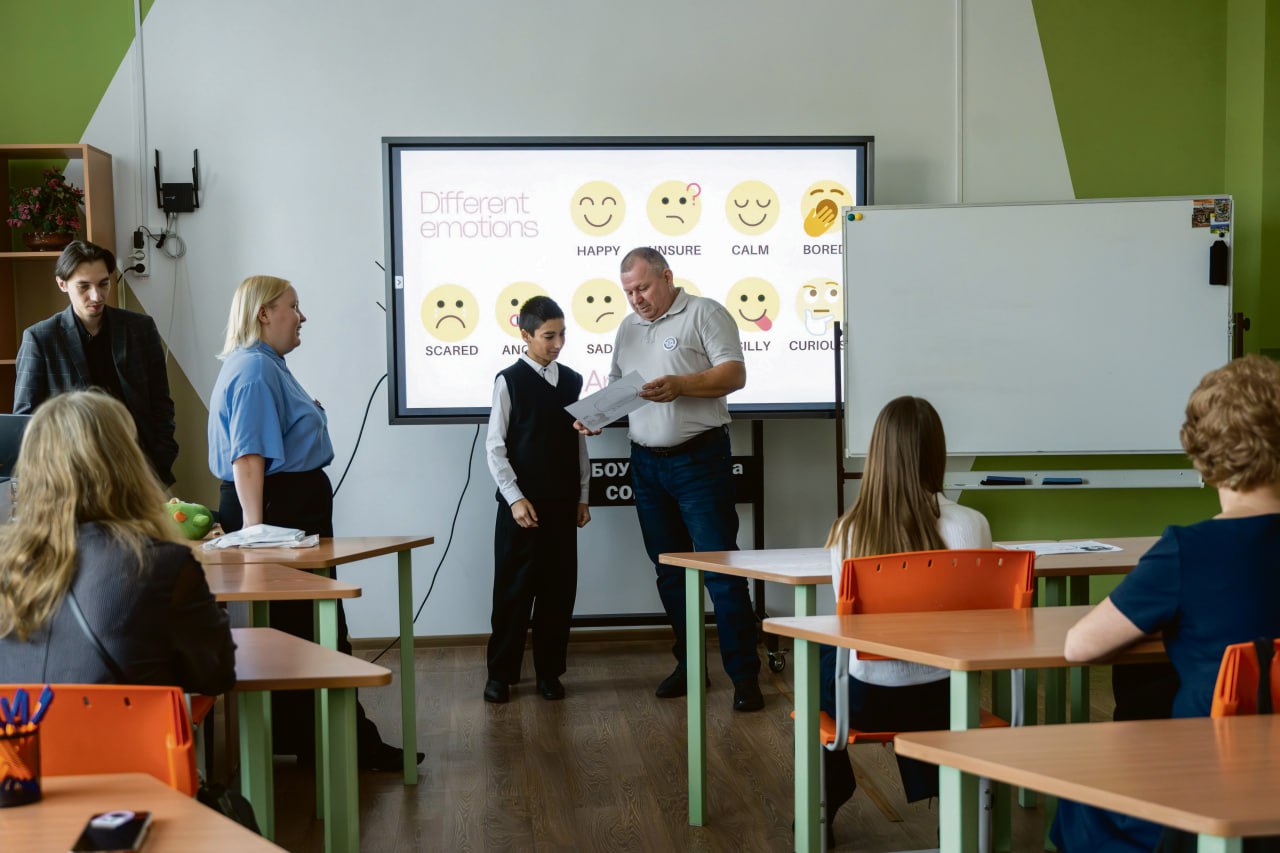 В прошлую субботу в актовом зале школы № 15 прошла необычная линейка: вынос флага, гимн России, приветственные речи, а после ученики разошлись на уроки В прошлую субботу в актовом зале школы № 15 прошла необычная линейка: вынос флага, гимн России, приветственные речи, а после ученики разошлись на уроки