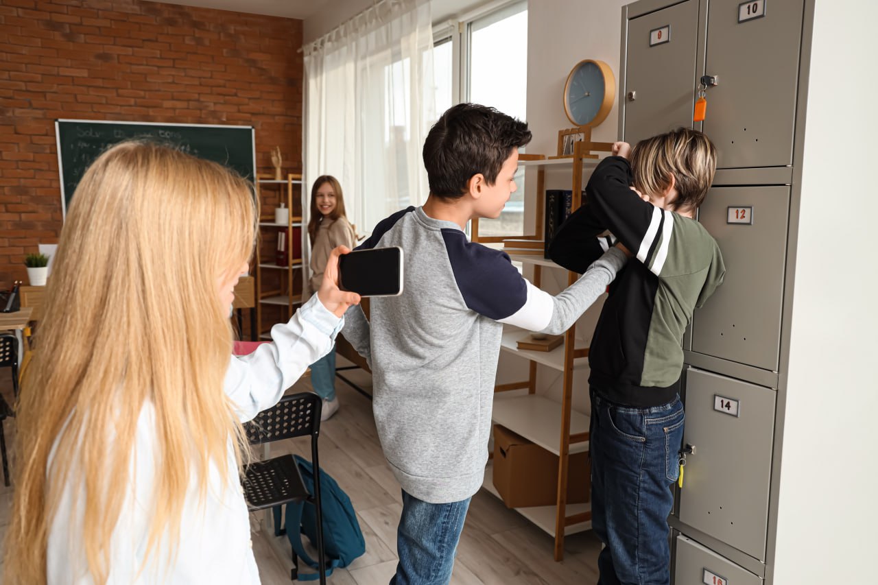 "Сильнее, Каролина": "Отмороженная" восьмиклассница сколотила подростковую банду в сибирском посёлке