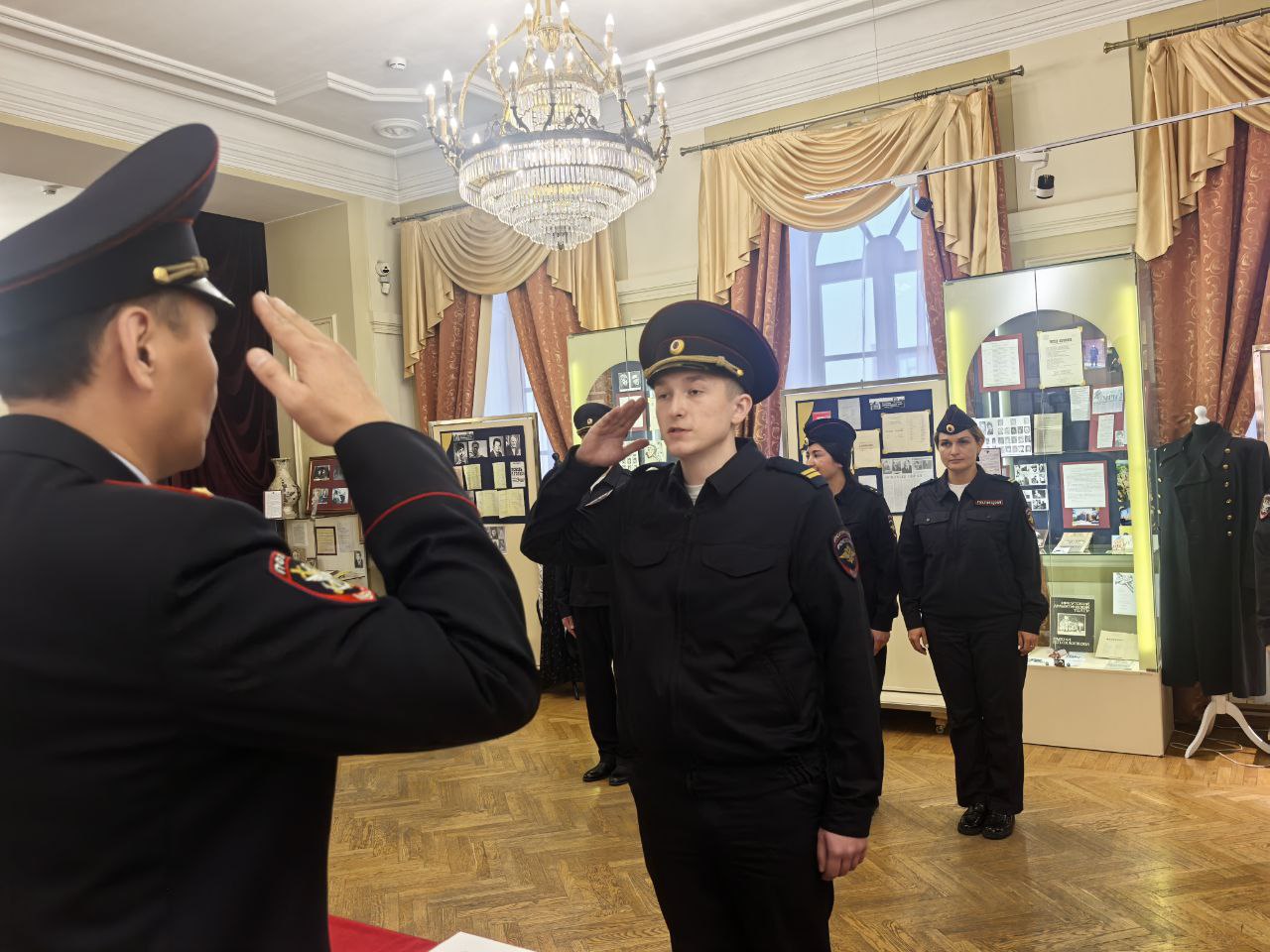 Торжественная церемония принятия присяги новыми сотрудниками транспортной полиции прошла сегодня в музее истории г. Иркутска им. А.М.Сибирякова Торжественная церемония принятия присяги новыми сотрудниками транспортной полиции прошла сегодня в музее истории г. Иркутска им. А.М.Сибирякова