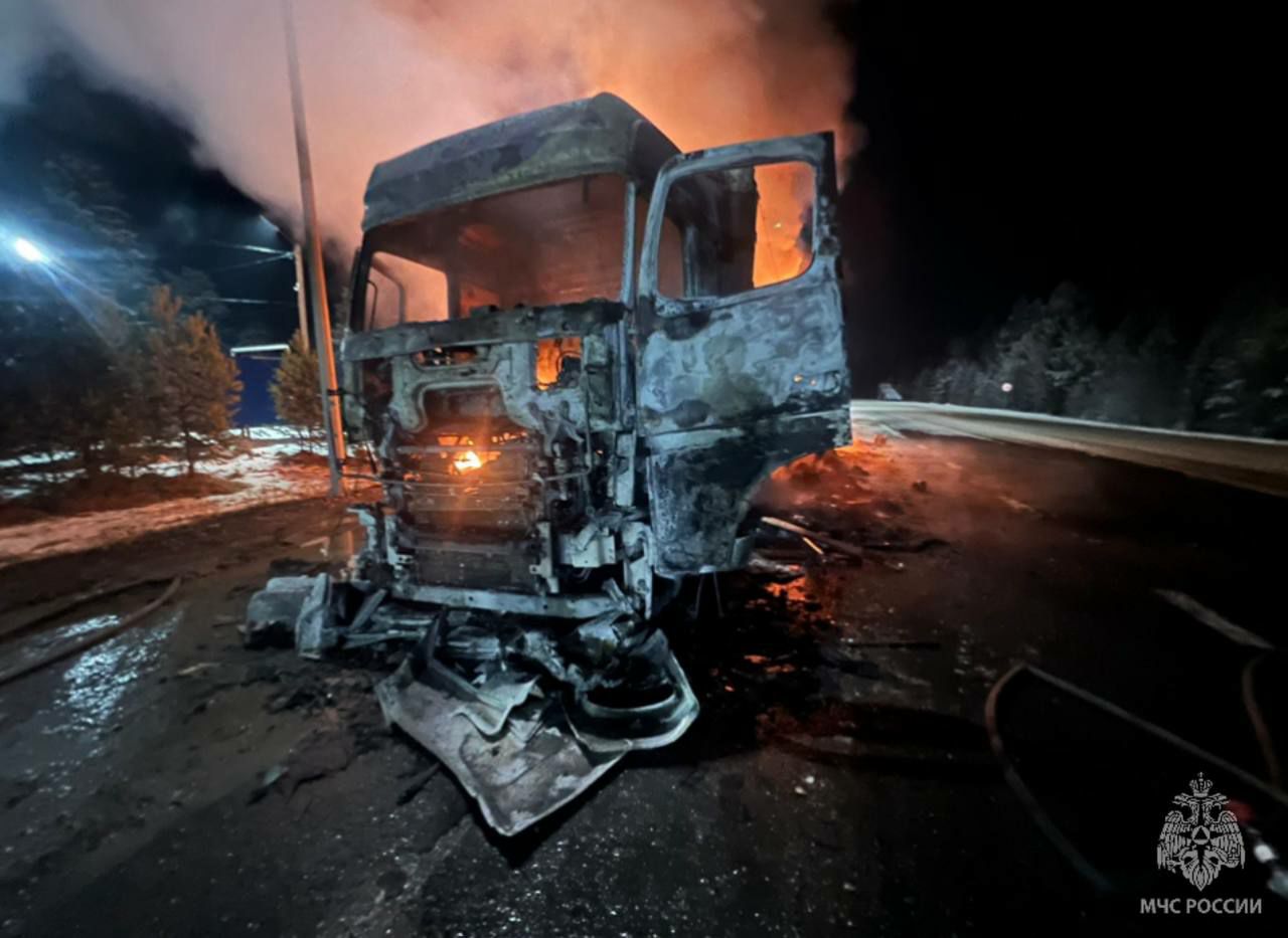 Короткое замыкание электропроводки в моторном отсеке автомобиля привело к его возгоранию Короткое замыкание электропроводки в моторном отсеке автомобиля привело к его возгоранию