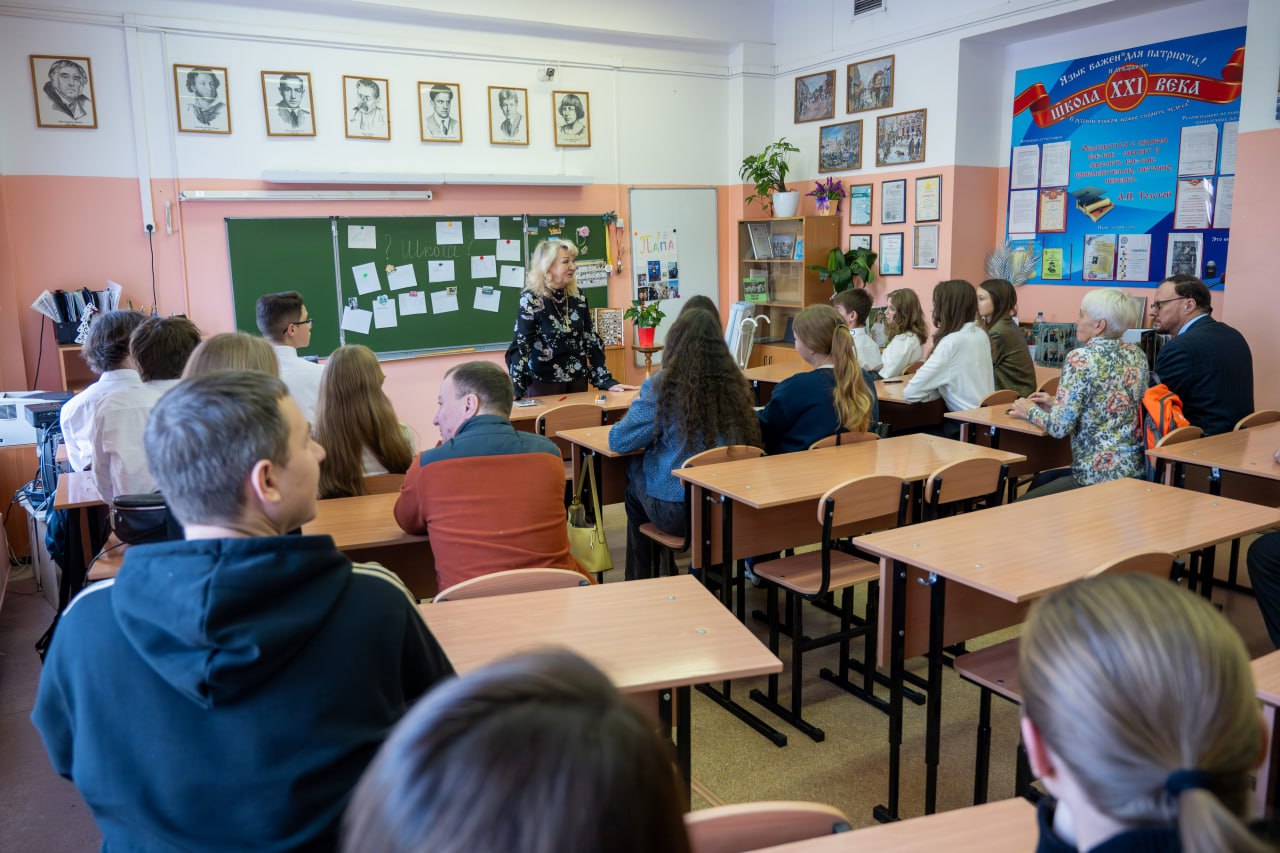 В прошлую субботу в актовом зале школы № 15 прошла необычная линейка: вынос флага, гимн России, приветственные речи, а после ученики разошлись на уроки В прошлую субботу в актовом зале школы № 15 прошла необычная линейка: вынос флага, гимн России, приветственные речи, а после ученики разошлись на уроки