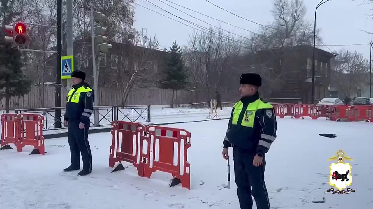 Движение в центре Иркутска на улице Дзержинского от пересечения с Карла Либкнехта до Декабрьский Событий перекрыли из-за коммунальной аварии на инженерных сетях и обрушения асфальта на проезжей части