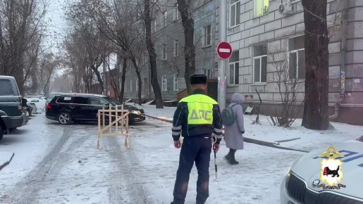 В Иркутске из-за разлива холодной воды и частичного провала дорожного полотна перекрыт участок улицы Дзержинского — от Карла Либкнехта до Декабрьских Событий