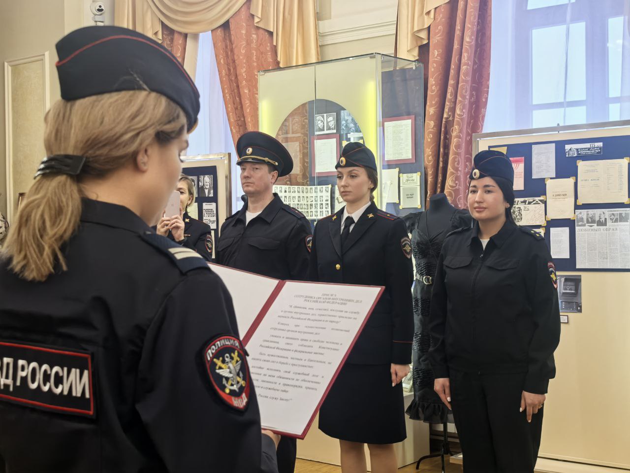 Торжественная церемония принятия присяги новыми сотрудниками транспортной полиции прошла сегодня в музее истории г. Иркутска им. А.М.Сибирякова Торжественная церемония принятия присяги новыми сотрудниками транспортной полиции прошла сегодня в музее истории г. Иркутска им. А.М.Сибирякова