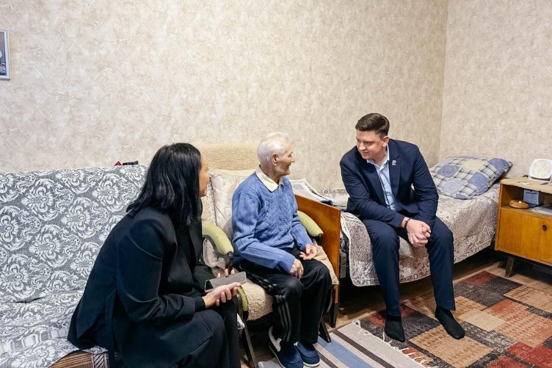 В Иркутске с 98-летием поздравили ветерана Великой Отечественной войны Степана Федорова