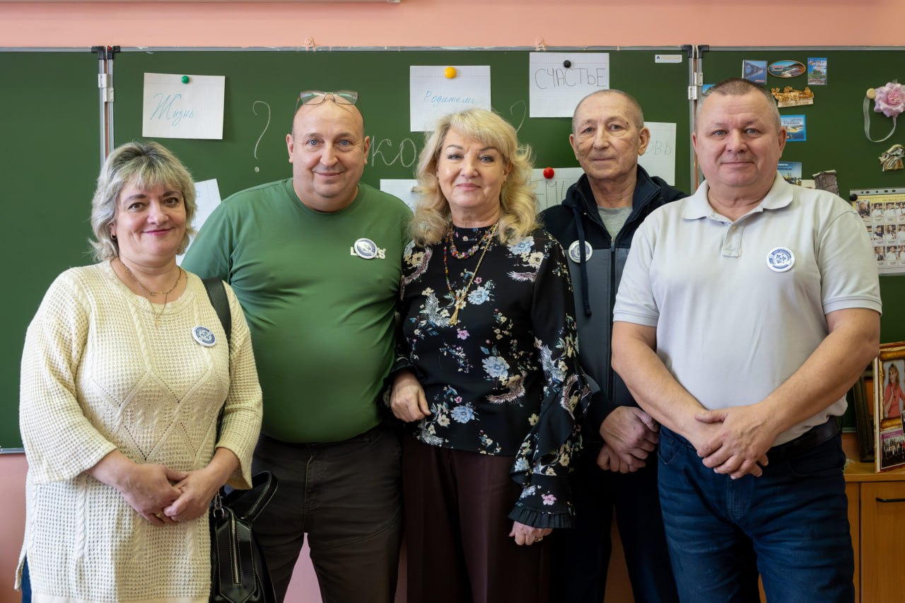 В прошлую субботу в актовом зале школы № 15 прошла необычная линейка: вынос флага, гимн России, приветственные речи, а после ученики разошлись на уроки В прошлую субботу в актовом зале школы № 15 прошла необычная линейка: вынос флага, гимн России, приветственные речи, а после ученики разошлись на уроки