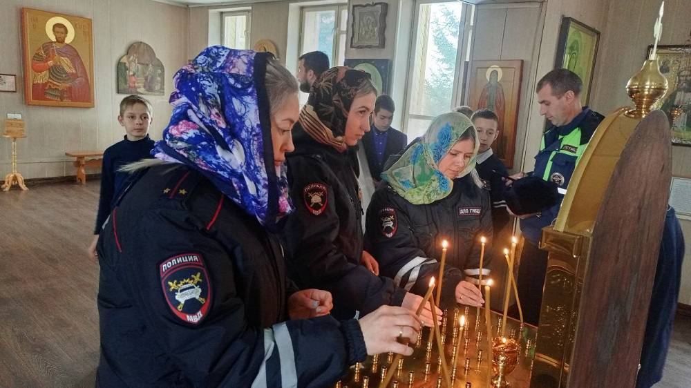 В Зиме сотрудники Госавтоинспекции приняли участие в акции, посвященной Дню памяти жертв ДТП В Зиме сотрудники Госавтоинспекции приняли участие в акции, посвященной Дню памяти жертв ДТП