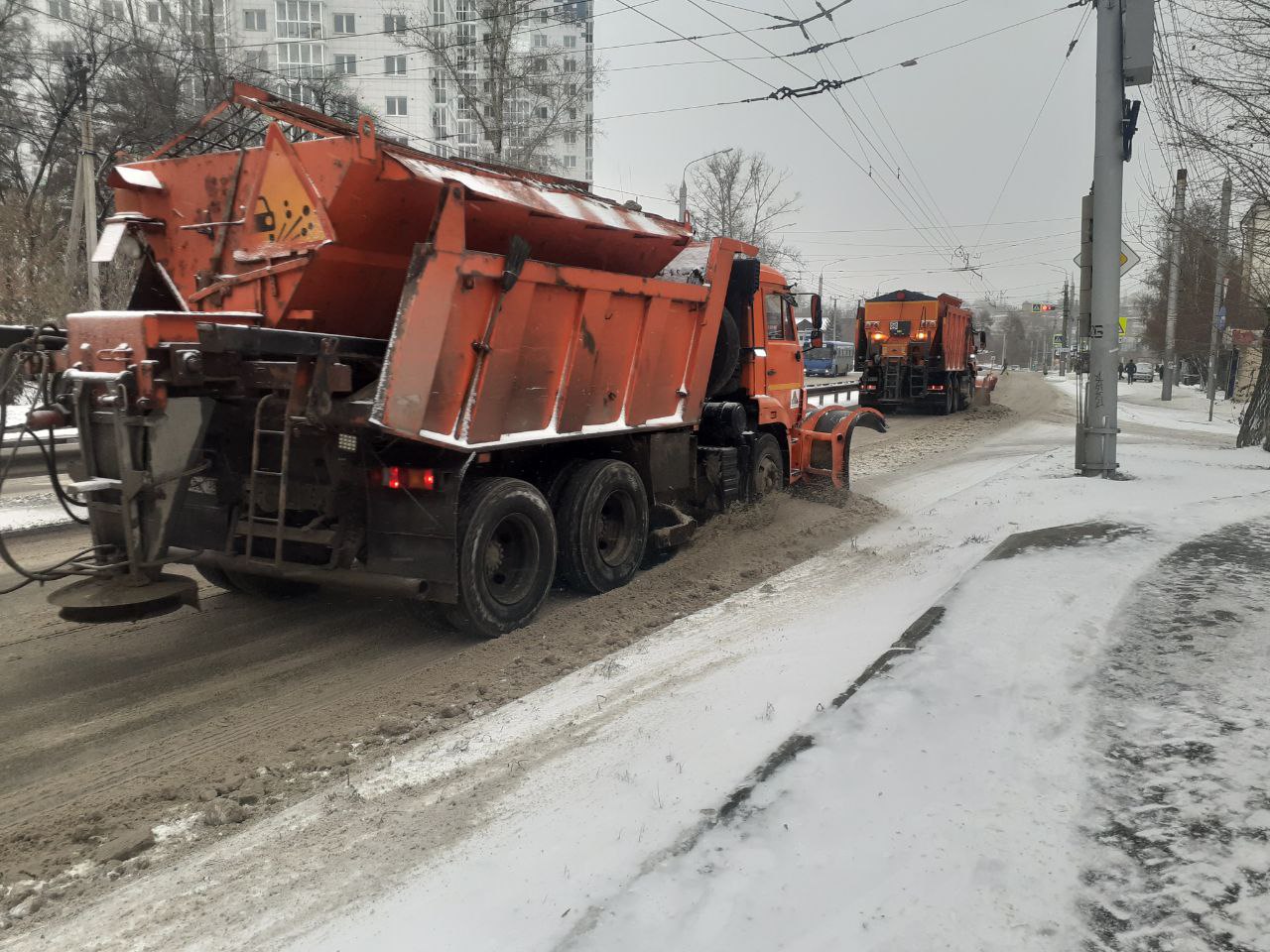 В выходные продолжается уборка дорог и тротуаров во всех районах Иркутска В выходные продолжается уборка дорог и тротуаров во всех районах Иркутска