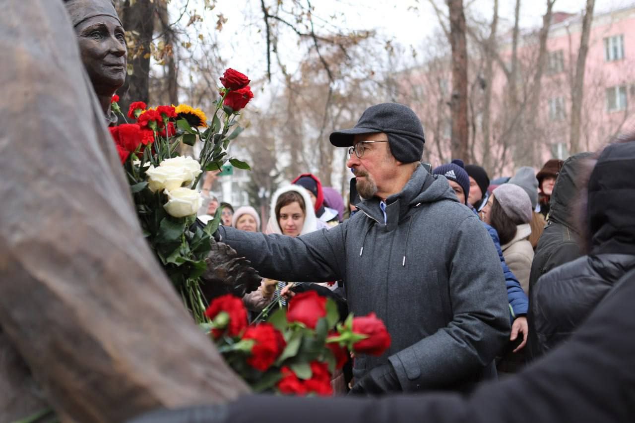 Неповторимые Тевье и Голда: в Иркутске открыли памятник народным артистам Виталию Венгеру и Наталии Королевой Неповторимые Тевье и Голда: в Иркутске открыли памятник народным артистам Виталию Венгеру и Наталии Королевой