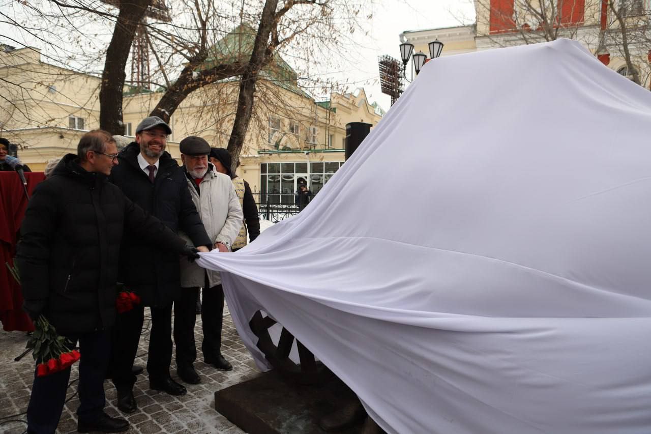 Неповторимые Тевье и Голда: в Иркутске открыли памятник народным артистам Виталию Венгеру и Наталии Королевой Неповторимые Тевье и Голда: в Иркутске открыли памятник народным артистам Виталию Венгеру и Наталии Королевой