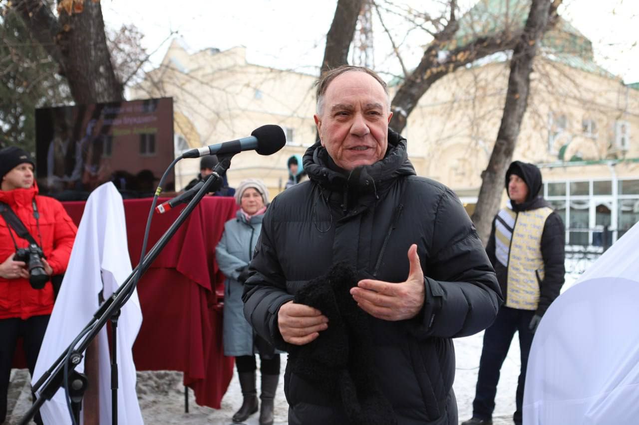 Неповторимые Тевье и Голда: в Иркутске открыли памятник народным артистам Виталию Венгеру и Наталии Королевой Неповторимые Тевье и Голда: в Иркутске открыли памятник народным артистам Виталию Венгеру и Наталии Королевой