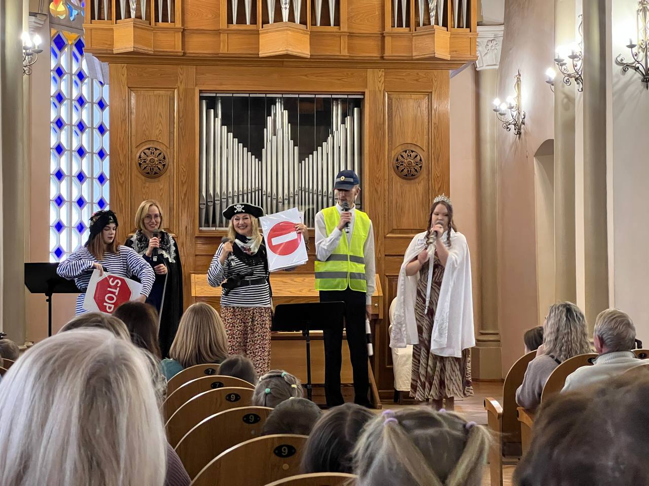 Солисты иркутской областной филармонии подготовили концерт для детей по правилам дорожного движения Солисты иркутской областной филармонии подготовили концерт для детей по правилам дорожного движения