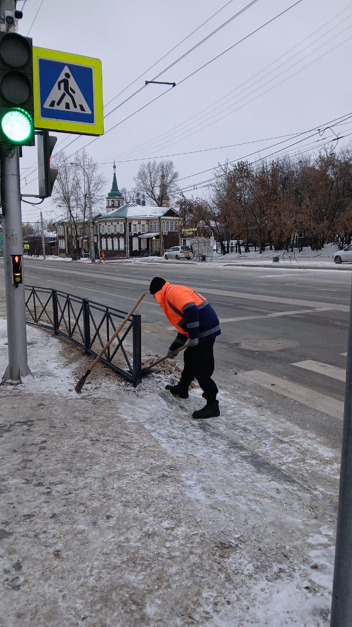 В выходные продолжается уборка дорог и тротуаров во всех районах Иркутска В выходные продолжается уборка дорог и тротуаров во всех районах Иркутска