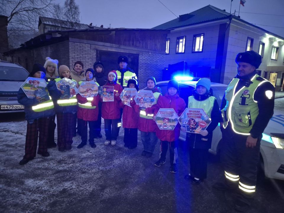 «Стань заметен!» - юидовцы и госавтоинспекторы в Слюдянском районе призвали пешеходов к безопасности на дороге
