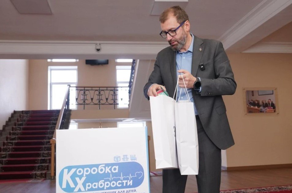 Депутаты Законодательного Собрания Иркутской области присоединились к общероссийской благотворительной акции 2Коробка храбрости”, которая проводится уже в 13-й раз