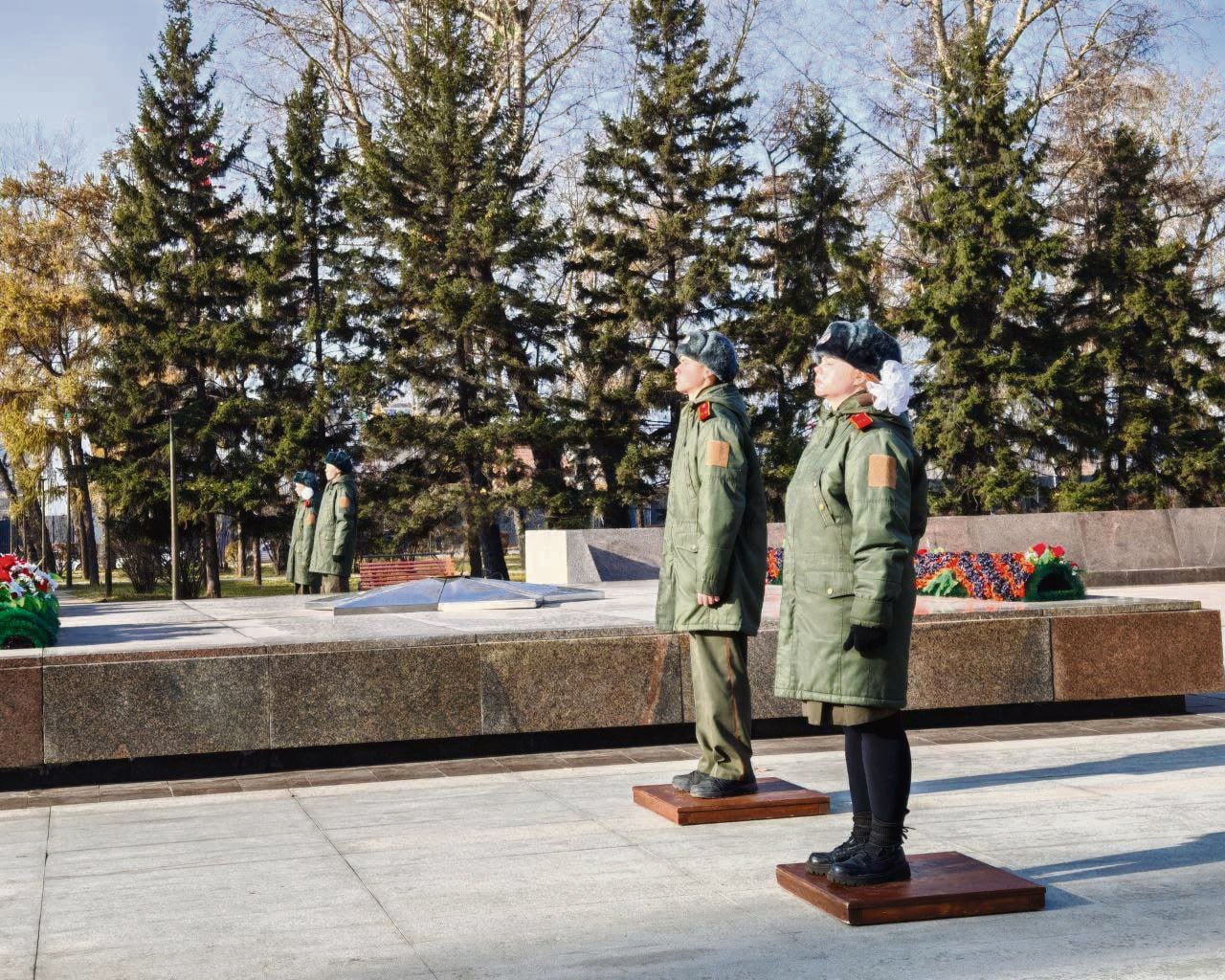 Иркутск — один из немногих городов России, где уже полвека школьники несут «Вахту Памяти» у мемориала «Вечный огонь» Иркутск — один из немногих городов России, где уже полвека школьники несут «Вахту Памяти» у мемориала «Вечный огонь»