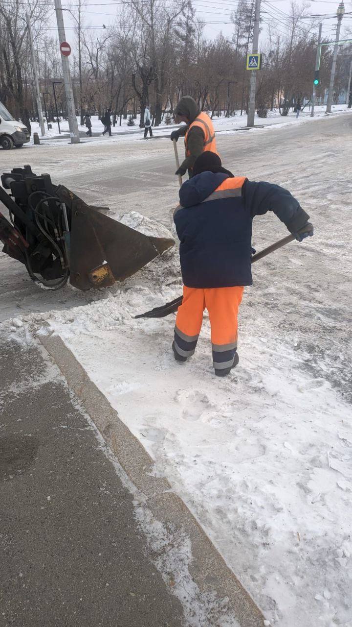 В выходные продолжается уборка дорог и тротуаров во всех районах Иркутска В выходные продолжается уборка дорог и тротуаров во всех районах Иркутска