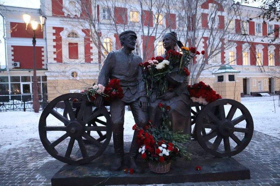 Памятник народным артистам Виталию Венгеру и Наталии Королевой открыти в Иркутске