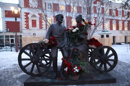 Памятник народным артистам Виталию Венгеру и Наталии Королевой открыти в Иркутске